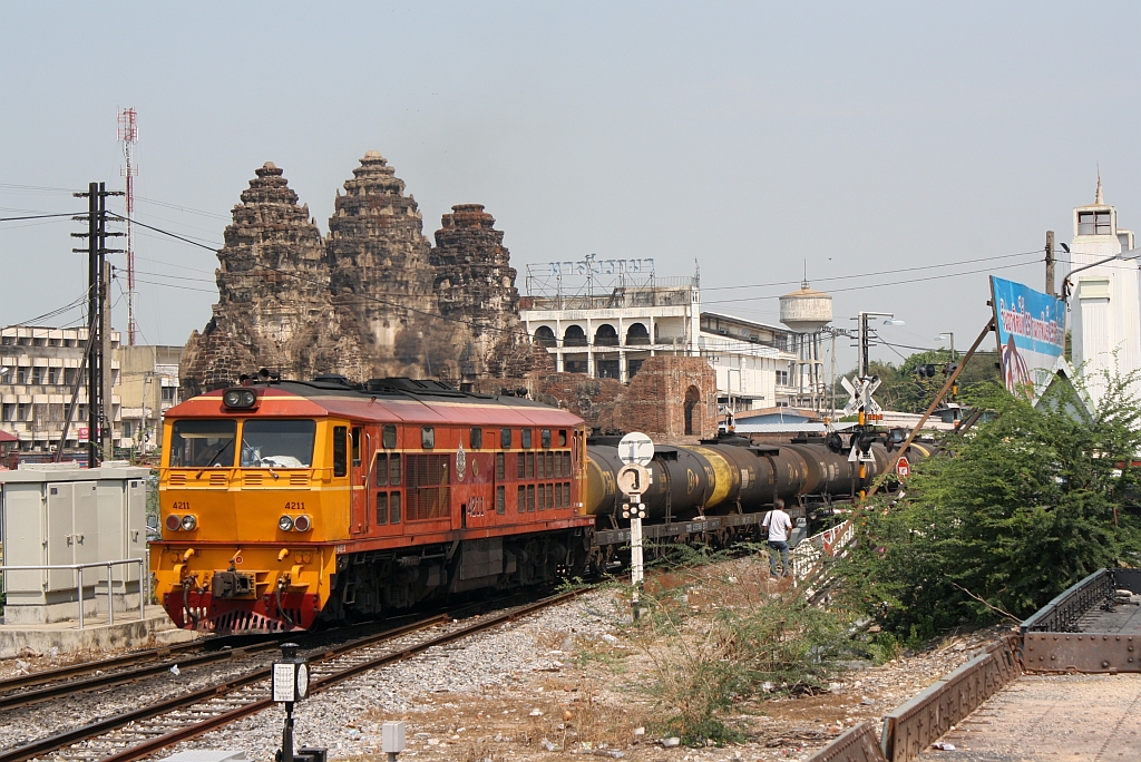 AHK 4211 (Co'Co', de, Henschel, Bj.1980, Fab.Nr. H-32457) fhrt mit Zug 642 am 13.Mrz 2012 in den Bf. Lopburi ein.