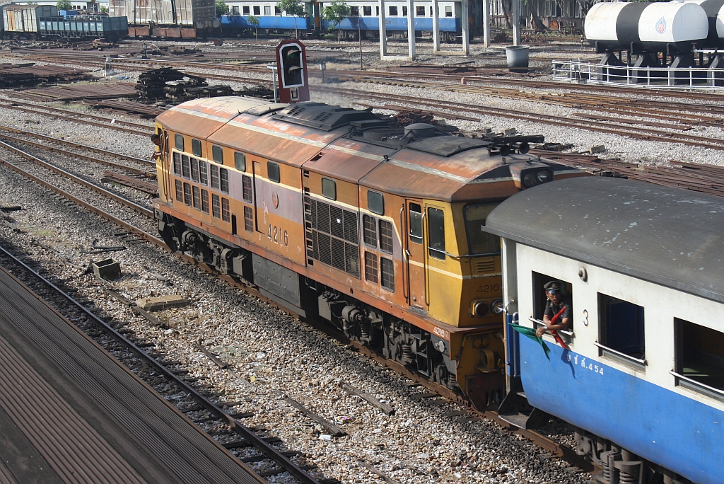 AHK 4216 (Co'Co', de, Krupp, Bj.1980, Fab.Nr. K-5482) fährt am 28.Oktober 2010 im Bf. Hat Yai Junction mit einem ORD von Gleis 4 aus.