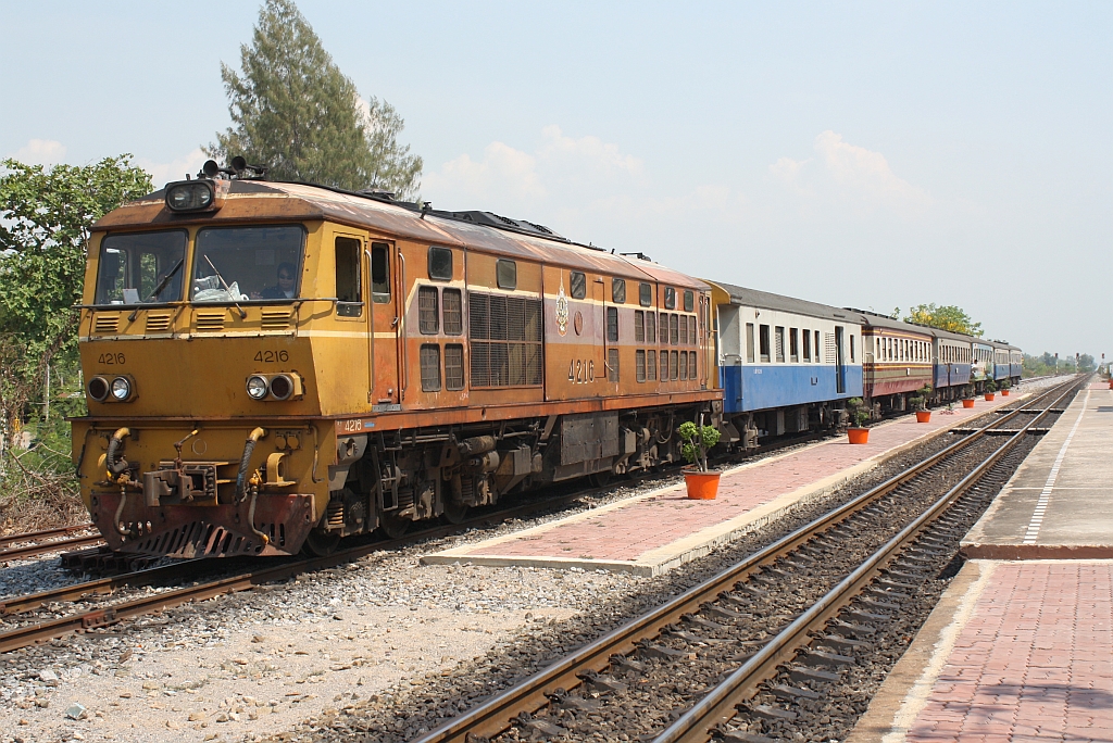 AHK 4216 (Co'Co', de, Krupp, Bj.1980, Fab.Nr. K-5482) mit dem ORD 201 am 13.Mrz 2012 im Bf. Huai Kaeo.

