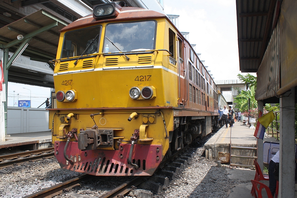 AHK 4217 (Co'Co', de, Henschel, Bj.1980, Fab.Nr. H-32460) vor dem ORD 368 am 10.Mrz 2012 im Bf. Lat Krabang.