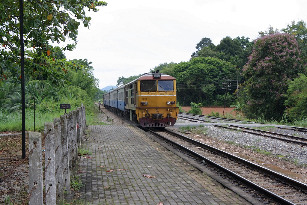 AHK 4221 (Co'Co', de, Henschel, Bj.1980, Fab.Nr. H-32462) am 24.August 2011 mit dem ORD 446 nach Chumpon bei der Einfahrt in den Bf. Khlong Chang.
