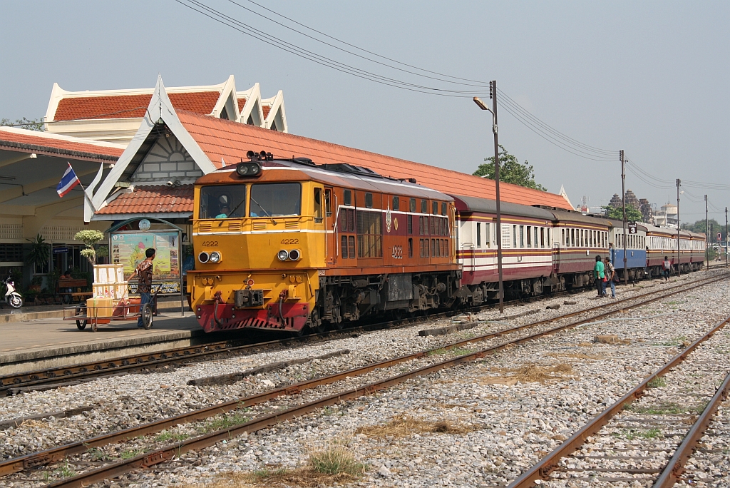 AHK 4222 (Co'Co', de, Krupp, Bj.1980, Fab.Nr. K-5485) mit dem ORD 212 von Taphan Hin nach Bangkok am 13.Mrz 2012 im Bf. Lopburi.