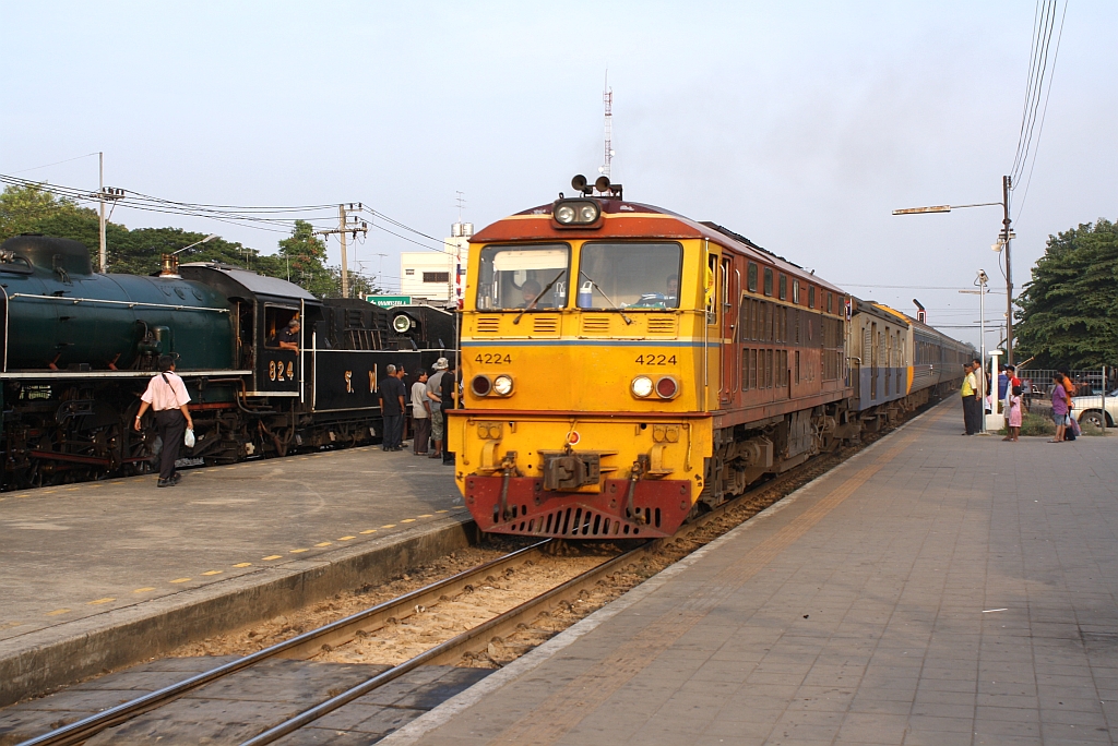 AHK 4224 (Co'Co', de, Krupp, Bj.1980, Fab.Nr. K-5486) vor dem SP EXP 35 (Bangkok - Butterworth) am 06.Dezember 2010 im Bf. Nakhon Pathom. 

