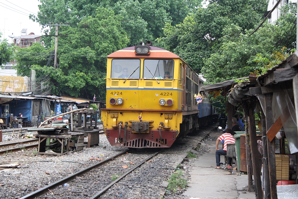 AHK 4224 (Co'Co', de, Krupp, Bj.1980, Fab.Nr. K-5486) fhrt am 18.Mrz 2011 im Ein-/Ausfahrtsbereich des Bf. Hua Lamphong dem Ziel entgegen. 

