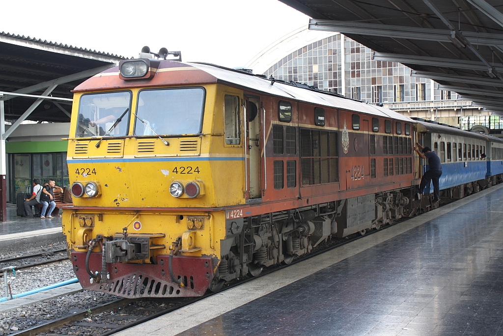 AHK 4224 (Co'Co', de, Krupp, Bj.1980, Fab.Nr. K-5486) am 14.Mai 2012 mit dem ORD 277 nach Kabinburi auf Gleis 6 des Bf. Hua Lamphong.

