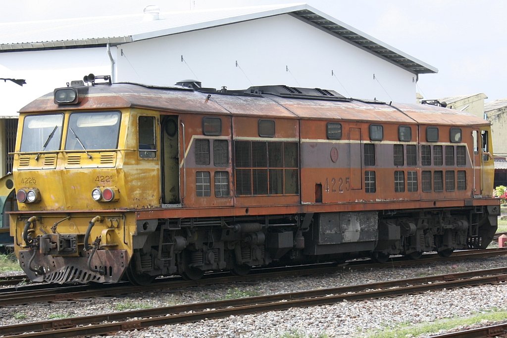 AHK 4225 (Co'Co', de, Henschel, Bj.1980, Fab.Nr. H-32464) am 09.Jän.2010 in der Nakhon Lampang Station auf dem Weg zum Vorspannen beim EXP 51.