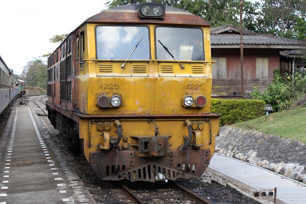 AHK 4225 (Co'Co', de, Henschel, Bj.1980, Fab.Nr. H-32464) nach ihrer Vorspannleistung beim EXP 51 am 09.Jän.2010 in der Khun Tan Station.