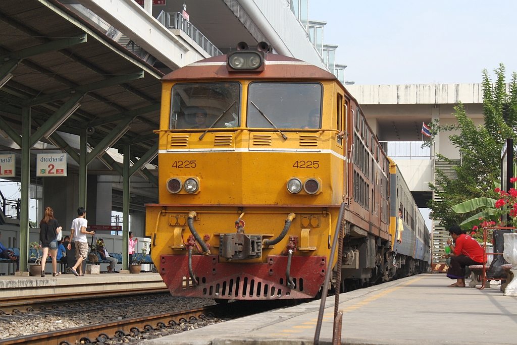 AHK 4225 (Co'Co', de, Henschel, Bj.1980, Fab.Nr. H-32464) mit dem ORD 368 (Chachoengsao Junction - Bangkok) am 04.Dezember 2010 im Bf. Lat Krabang.