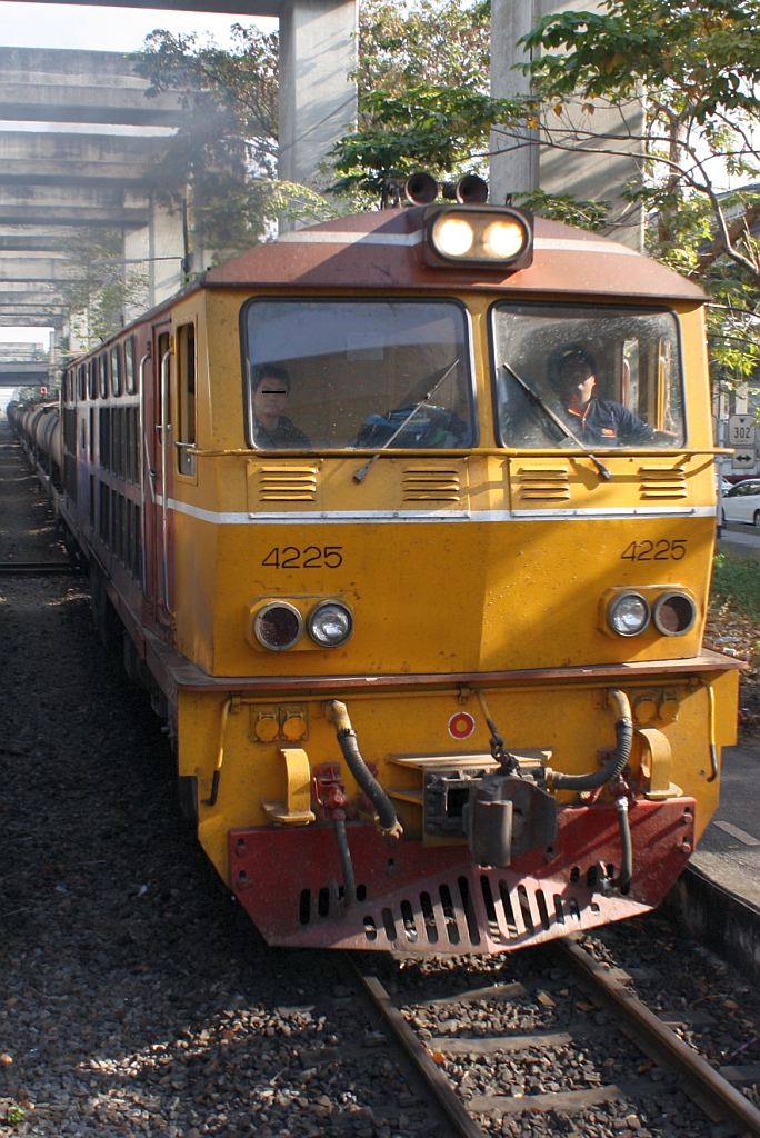 AHK 4225 (Co'Co', de, Henschel, Bj.1980, Fab.Nr. H-32464) mit Kesselwagenganzzug am 05.Dezember 2010 bei der Durchfahrt durch den Bf. Lak Si.