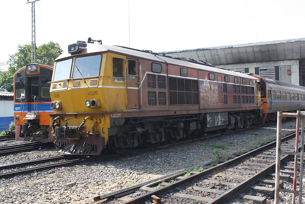 AHK 4225 (Co'Co', de, Henschel, Bj.1980, Fab.Nr. H-32464) am 14.Mai 2012 im Depot Hua Lamphong.