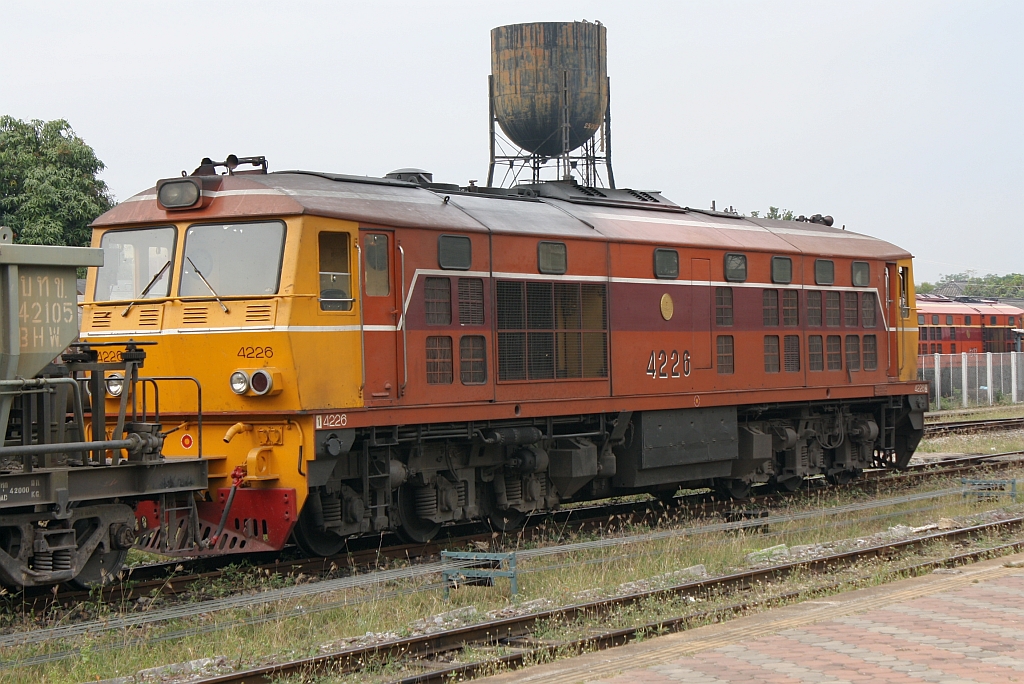 AHK 4226 (Co'Co', de, Krupp, Bj.1980, Fab.Nr. K-5487) vor einem Schotterzug in Richtung Chiang Mai am 10.Jänner 2011 im Bf. Nakhon Lampang.