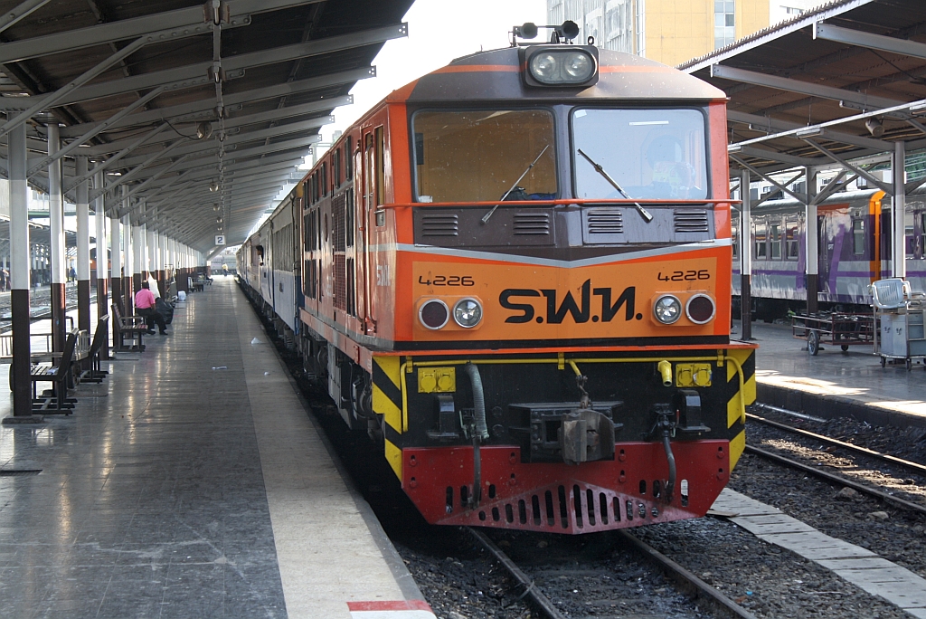 AHK 4226 (Co'Co', de, Krupp, Bj.1980, Fab.Nr. K-5487) am 15.Mai 2012 auf Gleis 2 im Bf. Hua Lamphong.

