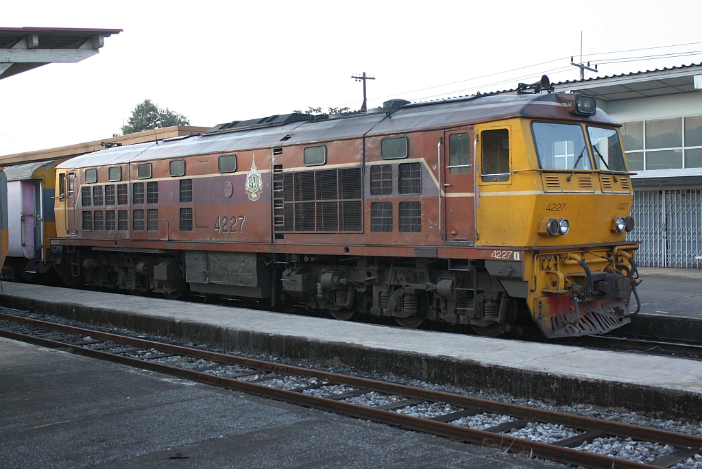 AHK 4227 (Co'Co', de, Henschel, Bj.1980, Fab.Nr. H-32465) am 26.Oktober 2011 vor dem RAP 108 im Bf. Den Chai.