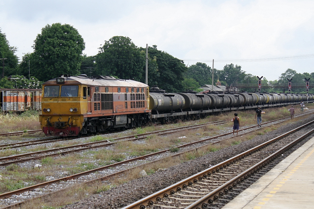 AHK 4229 (Co'Co', de, Henschel, Bj.1980, Fab.Nr. H-32466) mit einem Kesselwagen-Ganzzug bei der Einfahrt in den Bf. Ban Phachi am 23.August 2010.