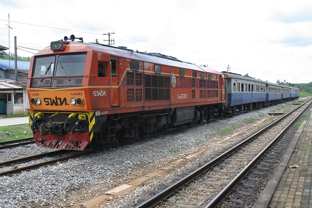 AHK 4230 (Co'Co', de, Krupp, Bj.1980, Fab.Nr. K-5489) am 24.August 2011 mit dem ORD 445 nach Hat Yai Junction im Bf. Khlong Chang.

