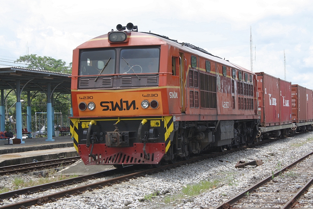 AHK 4230 (Co'Co', de, Krupp, Bj.1980, Fab.Nr. K-5489) nach der Beigabe von einige Containerwagen am 24.August 2011 vor dem ORD 445 nach Hat Yai Junction im Bf. Thung Song Junction.