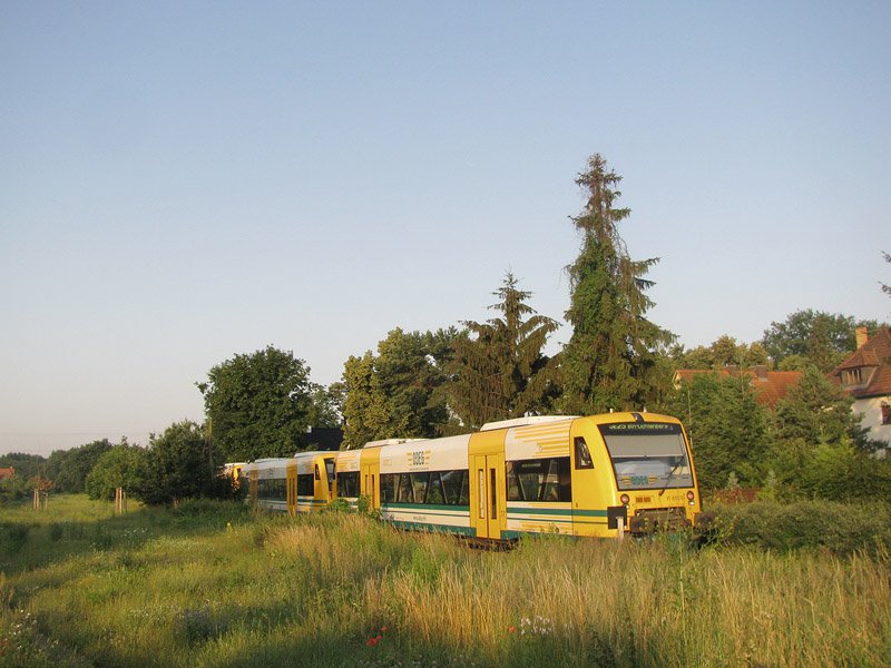 Ahrensfelde-Friedhof. VT650-51 als Zug der Linie OE25 nach Berlin-Lichtenberg, 3.07.2009.