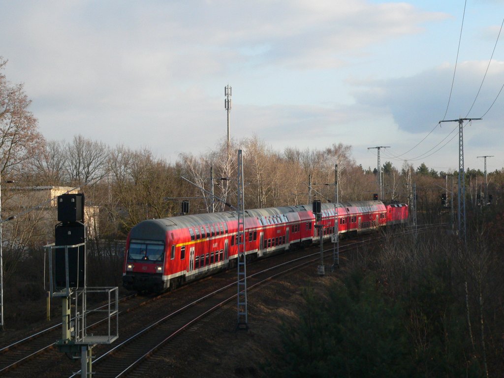 Airport-Express, geschoben von einer Lok der BR 143, am frhen Abend des 8.3.2010 in Berlin-Wuhlheide.