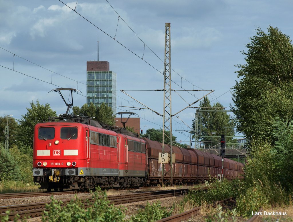 AK 151 094-0 und AK 151 020-5 schleppen am 24.07.10 ihren langen Kohleleerpark durch Hamburg-Unterelbe zum Hansaport im Hamburger Hafen.