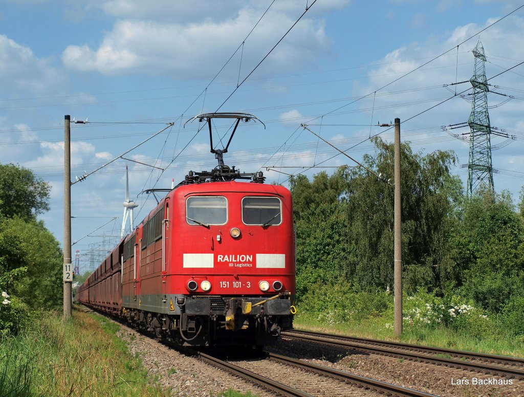 AK 151 101-3 und AK 151 116-1 kämpfen sich am 23.06.10 mit dem schweren ...