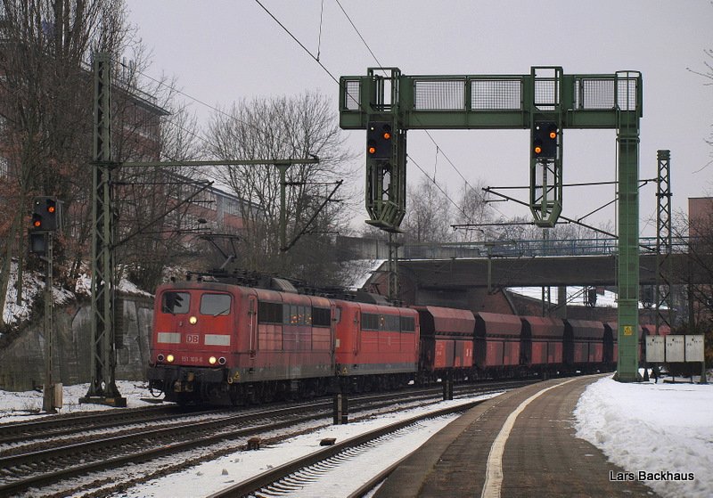 AK 151 109-6 und AK 151 113-8 schleppen am 23.01.10 den Beddinger von Hamburg-Hansaport nach Salzgitter-Beddingen. Aufgenommen bei der Durchfahrt in Hamburg-Harburg.