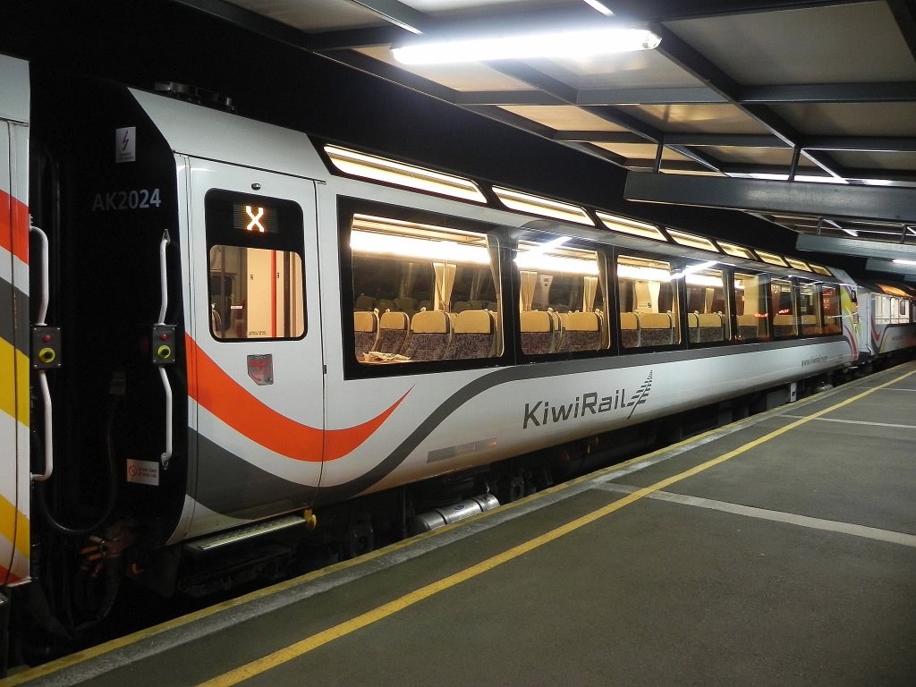 AK 2024 Waggon - einer der ersten neuen Wagen, die in Neuseeland hergestellt wurden und in den nchsten Jahren die alten 56ft carriages ersetzen sollen. Diese Wagons wurden, von denen 17 Stck bestellt wurden, wurden in den Hillside Workshops in Dunedin (Sdinsel Neuseeland) hergestellt. Die ersten drei AK Wagons, ein AKL Class (AK Luggage - Gepckwagen) und ein AKV (AK View - Aussichtswagen) Class Waggon wurden am 2. November 2011 in Dienst genommen.
Hier aufgenommen am 7.4.2012 in Christchurch, kurz vor der Abfahrt als Costal Pacific.