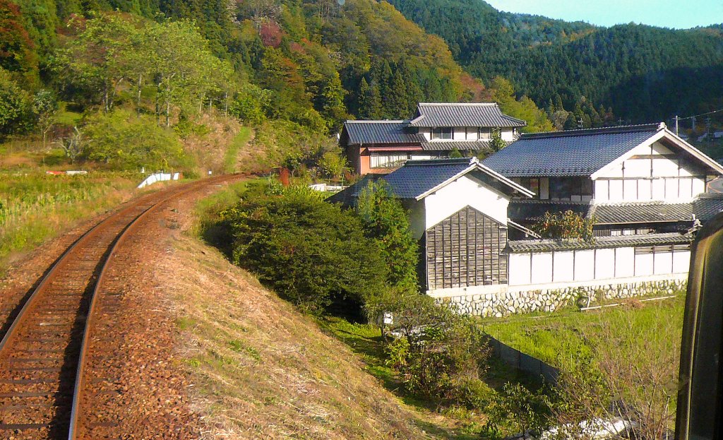 Akechi-Bahn, auf der Fahrt im Wagen 11. Die Strecke fhrt zu den schnsten Bergbauerndrfern in ganz Japan. In der Nhe von Iinuma an einem typischen Novembertag, 5.November 2008.