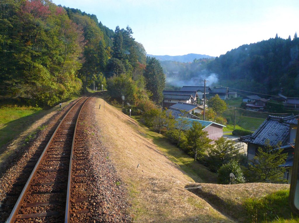 Akechi-Bahn, Aufstieg zum Pass Nr.1, vorbei an eindrucksvollen Bergbauerndrfern. Jetzt im Sptherbst wird das verbleibende Stroh auf den geernteten Reisfeldern abgebrannt. Aus Wagen Nr. 11 zwischen Iinuma und Agi, 5.November 2008. 
