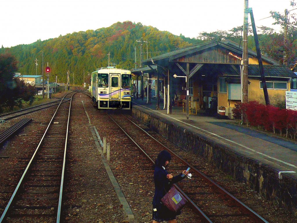 Akechi-Bahn: Einfahrt des Triebwagens Nr. 13 in Iwamura. Hoffentlich stolpert die in ihr Handy vertiefte Schlerin nicht bers Gleis... 5.November 2008. 