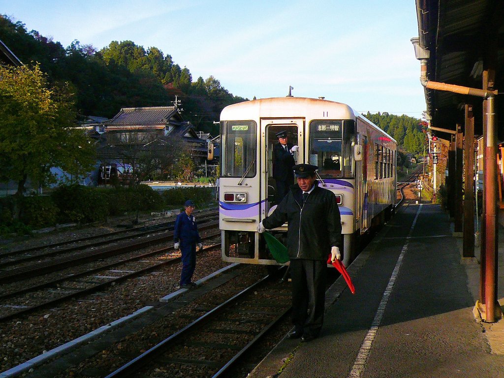 Akechi-Bahn - Heimfahrt: fr die Heimfahrt ins Tal wird Triebwagen 12 an Triebwagen 11 ankuppeln, da unterwegs sehr viele Schler nach Hause fahren wollen. Hier das Kupplungsmanver, Endstation Akechi, 5.November 2008. 