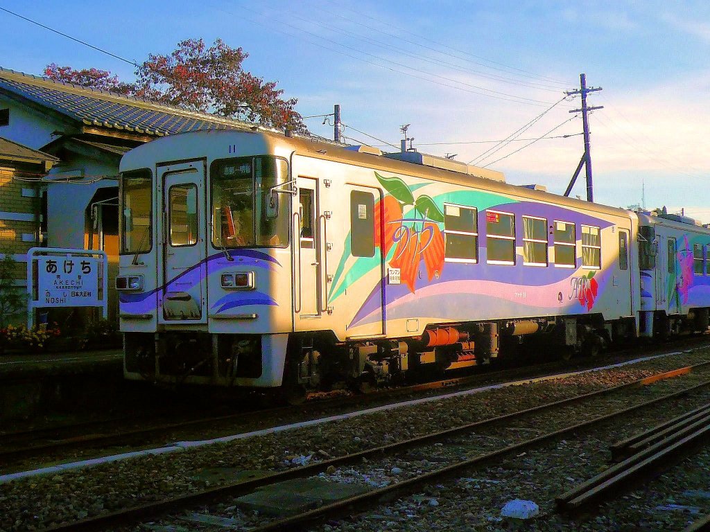 Akechi-Bahn: In den letzten Strahlen der untergehenden Sonne steht Triebwagen Nr.11 an der Endstation Akechi, 5.November 2008. 