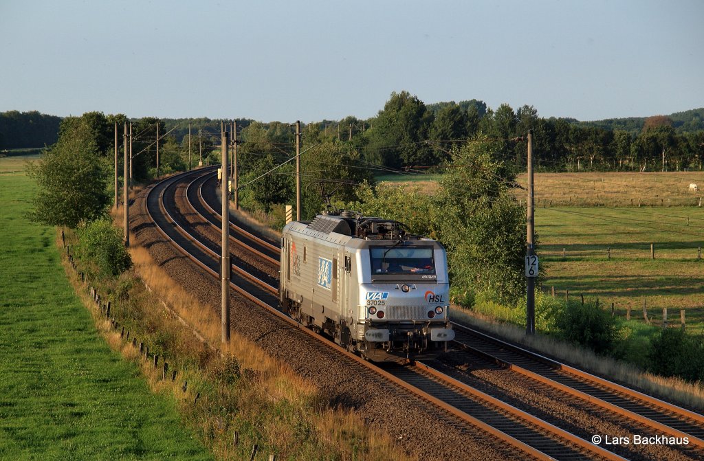 akiem 37025 HSL rollt am 26.07.12 solo durch Ramelsoh Richtung Buchholz.