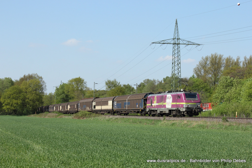 Akiem 37027 fhrt am 4. Mai 2013 um 16:15 Uhr mit einem Gterzug durch Ratingen Lintorf
