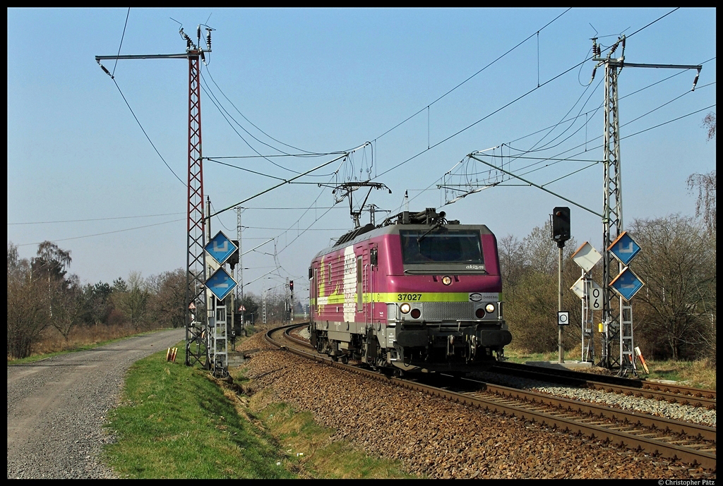 Akiem 37027, zurzeit im Einsatz fr die Captrain-Tochter Dortmunder Eisenbahn GmbH, rollt am 24.03.2012 durch Zeithain.