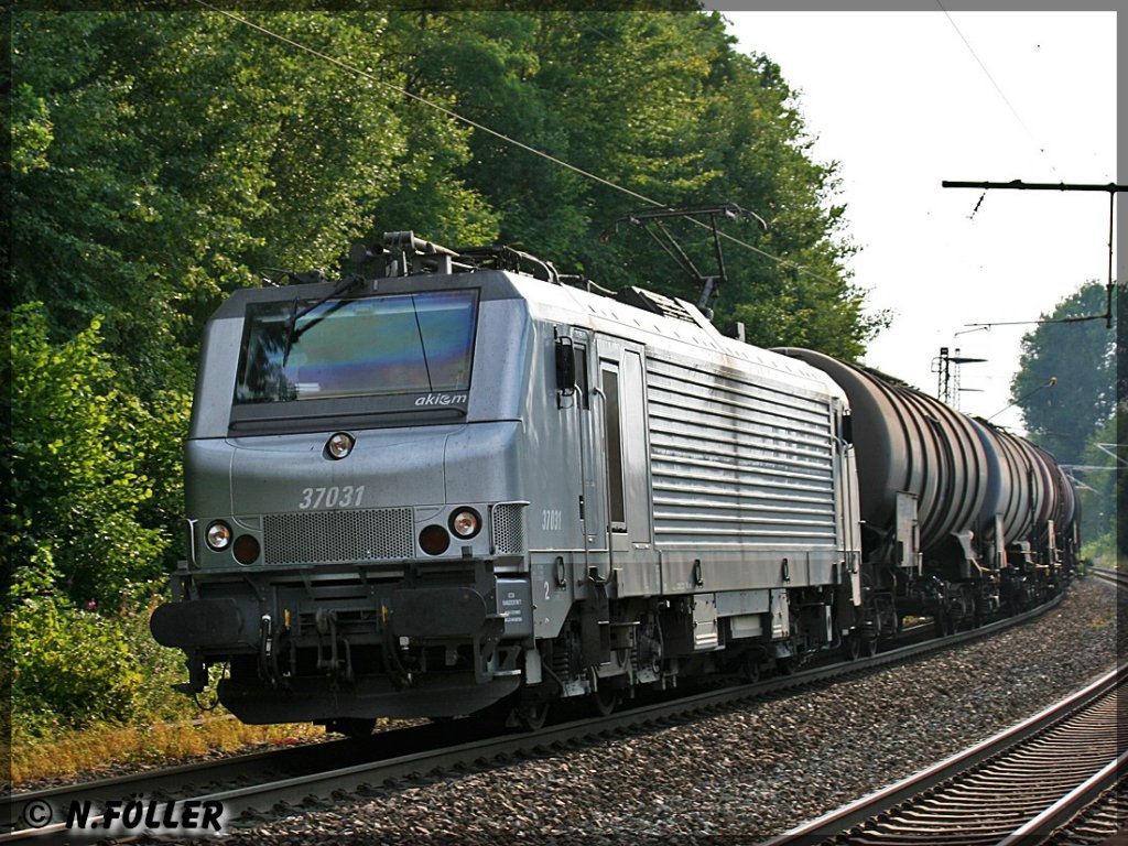 AKIEM 37031 durcheilt mit einem Kesselzug den Bahnhof Michelau am 27.7.2012