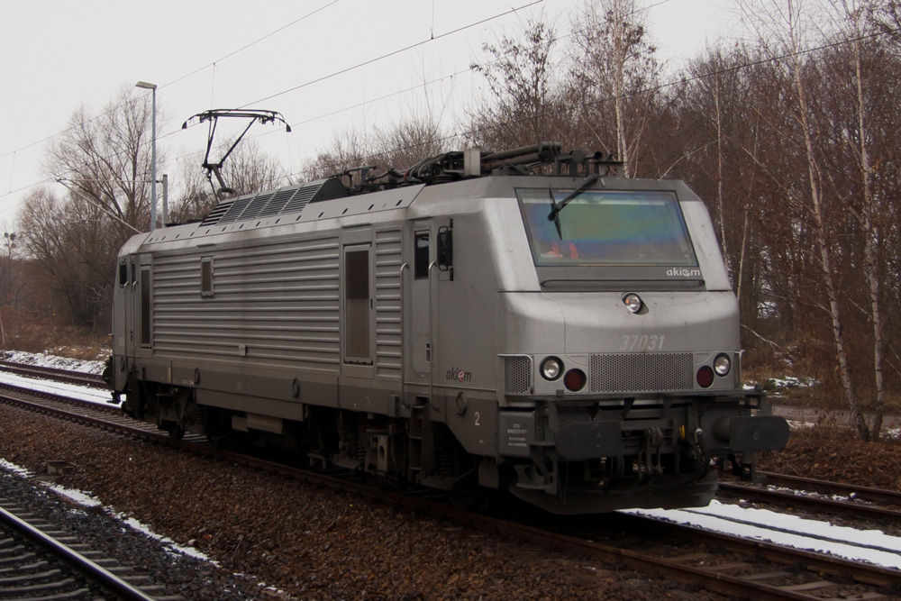 Akiem 37031 lste sich gerade von der Doppeltraktion mit 437029 und Kesselwagenzug und fhrt nun auf ein Abstellgleis im Bahnhof Pirna. 04.12.2012