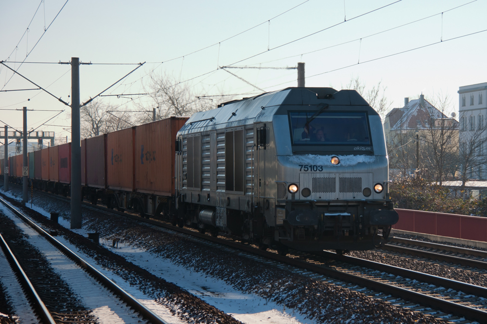 Akiem 75103 durchfhrt Dresden-Dobritz in Richtung Dresden Hbf. 08.12.2012