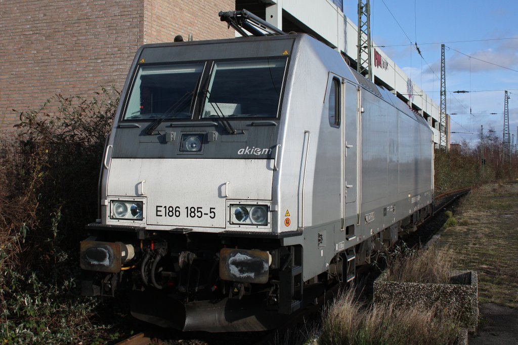 Akiem E 186 185 am 30.12.12 abgestellt in Krefeld Hbf.