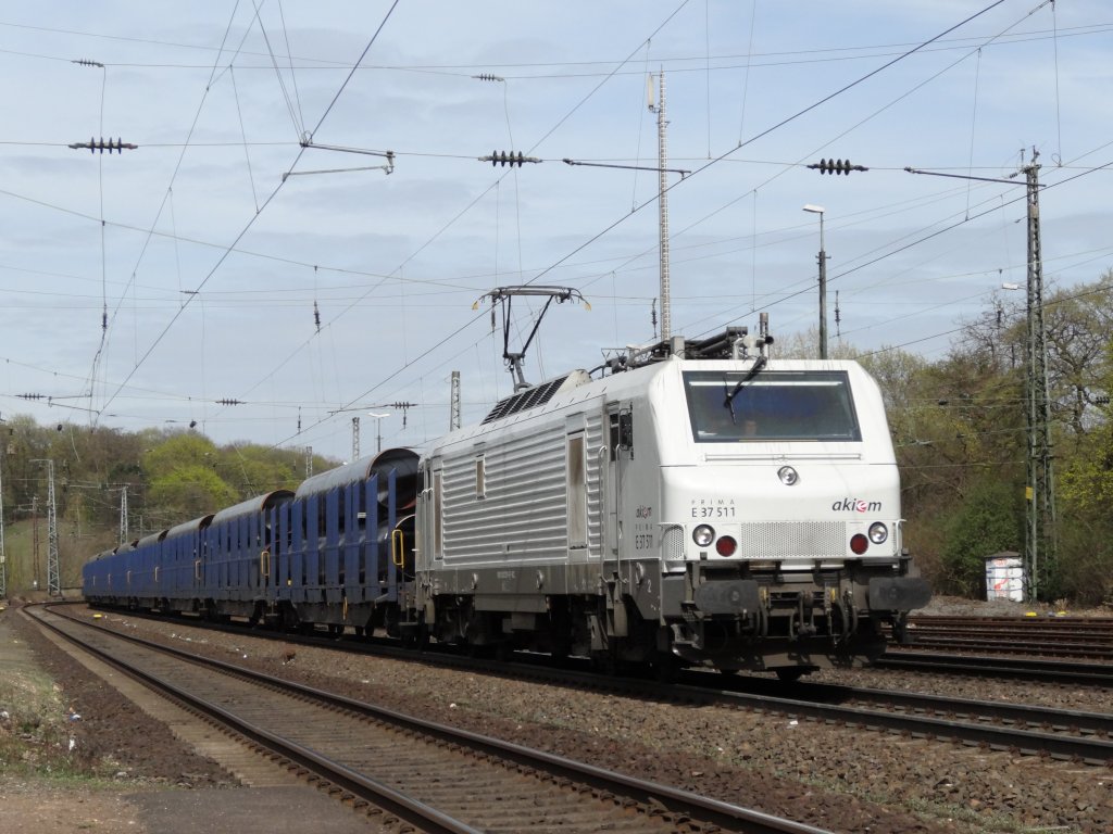 Akiem E 37 511 mit einem Ganzzug beladen mit Stahlrohren bei Kln West am 13.04.2013