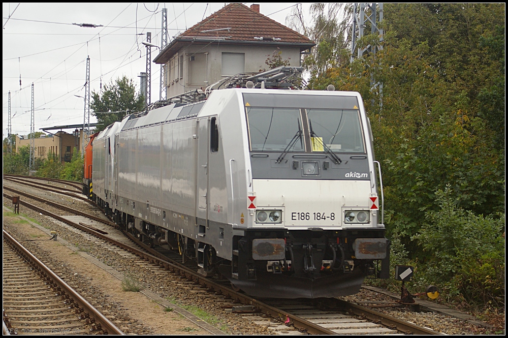 akiem E186 184-8 und die Schwesterlok E186 186-3 werden auf das Gelnde von Bombardier gezogen (NVR-Nummer: 91 80 6186 184-8 D-VC, gesehen Hennigsdorf b. Berlin 28.09.2010, fotografiert von Bahnsteig 7)