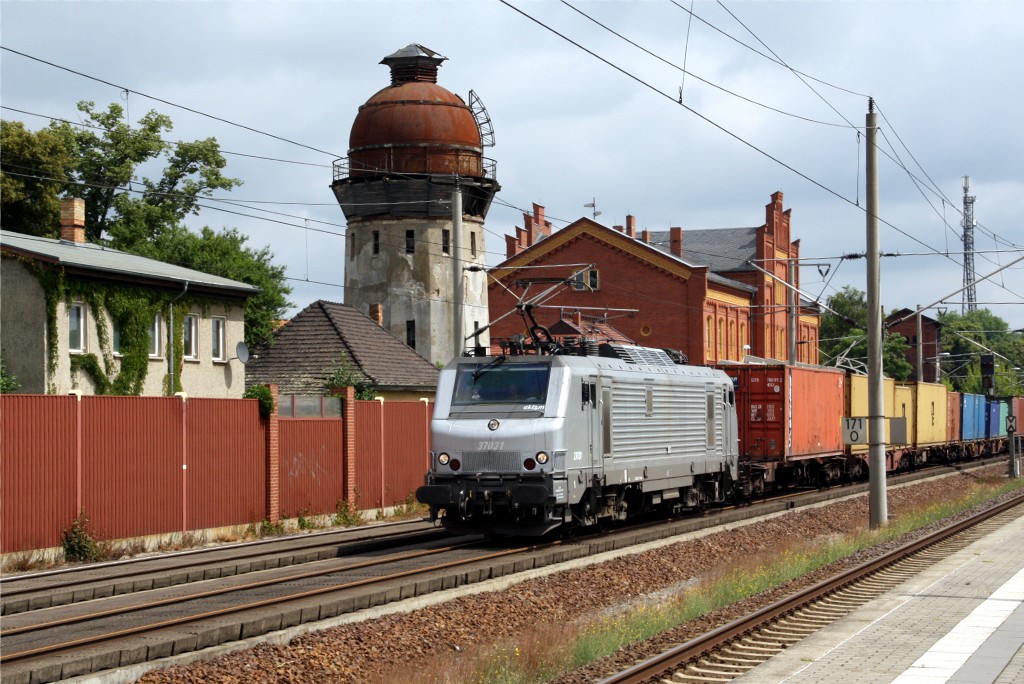 Akiem `s 37031 befrderte einen gut bestcken Containerzug am 06.07.2012 durch Rathenow in Richtung Westen