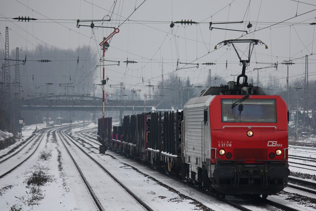 Akiem/TWE E37 518 am 23.1.13 mit einem Stahlzug in Dsseldorf-Rath.
