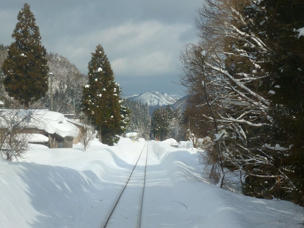 Akita Nairiku-Bahn, die 1963 erffnete Verlngerung des Nordabschnitts: Der Abstieg von Hitachinai nach Norden erffnet den Blick auf ein wunderschnes Naturpanorama. Dennoch ist die Akita Nairiku-Bahn eine der einstellungsbedrohtesten Bahnen Japans. In Wagen 8805 nach Iwanome, 14.Februar 2013.  