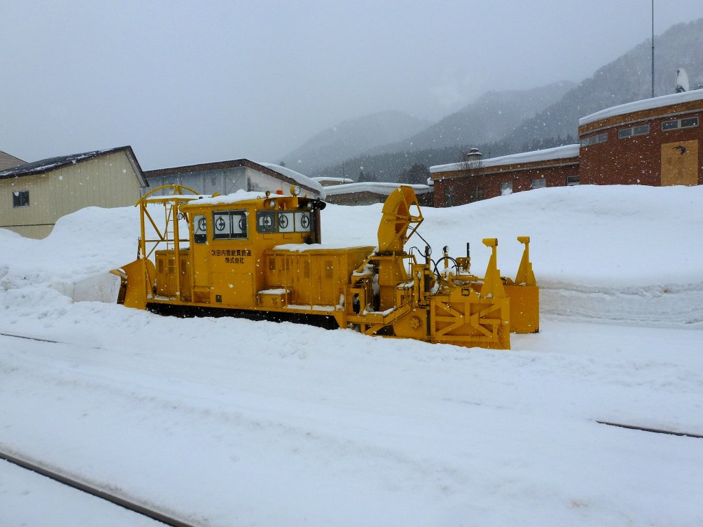 Akita Nairiku-Bahn, Aniai: Das Schneerumungsfahrzeug aus der Nhe. 14.Februar 2013. 