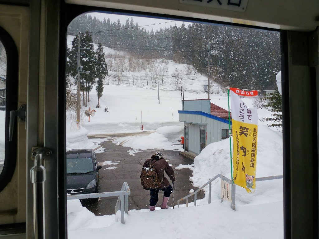 Akita Nairiku-Bahn, im Bergdorf Okashinai: Grossmutter steigt aus und wird von der jngeren Generation im Auto abgeholt. Wenn Grossmutter einmal nicht mehr da ist, wird die jngere Generation nur noch im Auto fahren. Dann ist es fast sicher mit der Akita Nairiku-Bahn vorbei. 14.Februar 2013. 