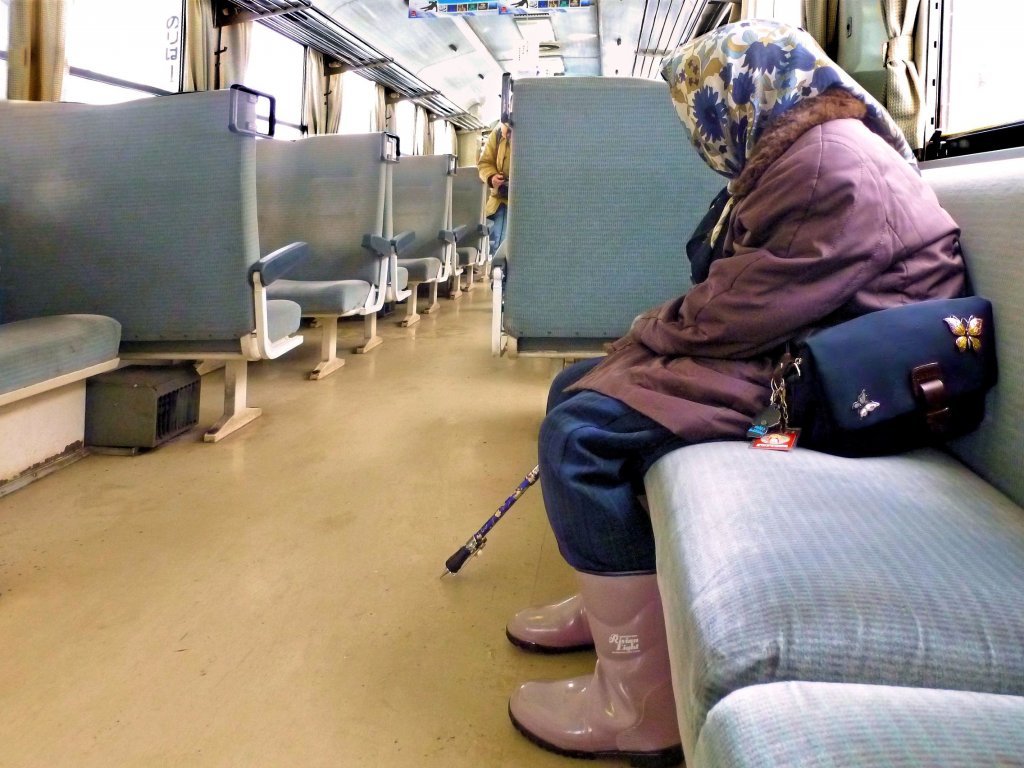 Akita Nairiku-Bahn: Blick ins Innere des Wagens 8805 am kalten Wintertag 14.Februar 2013. 