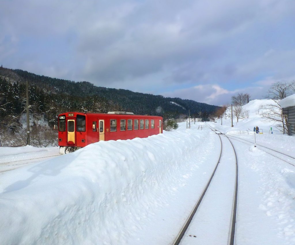 Akita Nairiku-Bahn, in den Gleisanlagen von Aniai: Der rote Wagen 8806 wartet auf seinen nchsten Einsatz. 14.Februar 2013. 