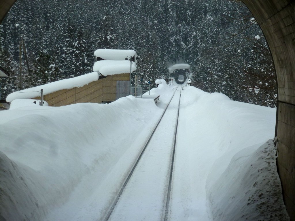 Akita Nairiku Bahn, Mittelteil, Abstieg vom Scheiteltunnel nach Norden: Durchfahrt durch den kleinen Bahnhof Oku Ani, eines der obersten Bergdrfer. In Wagen 8805, 14.Februar 2013.