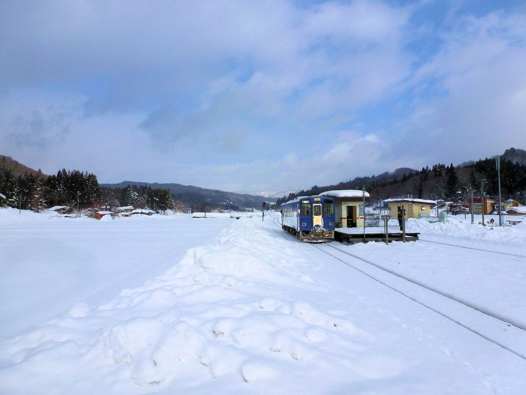 Akita Nairiku Bahn, Mittelteil: Blick auf die sprlich besiedelte Landschaft von Kami Hinokinai mit Wagen 8805. 14.Februar 2013. 