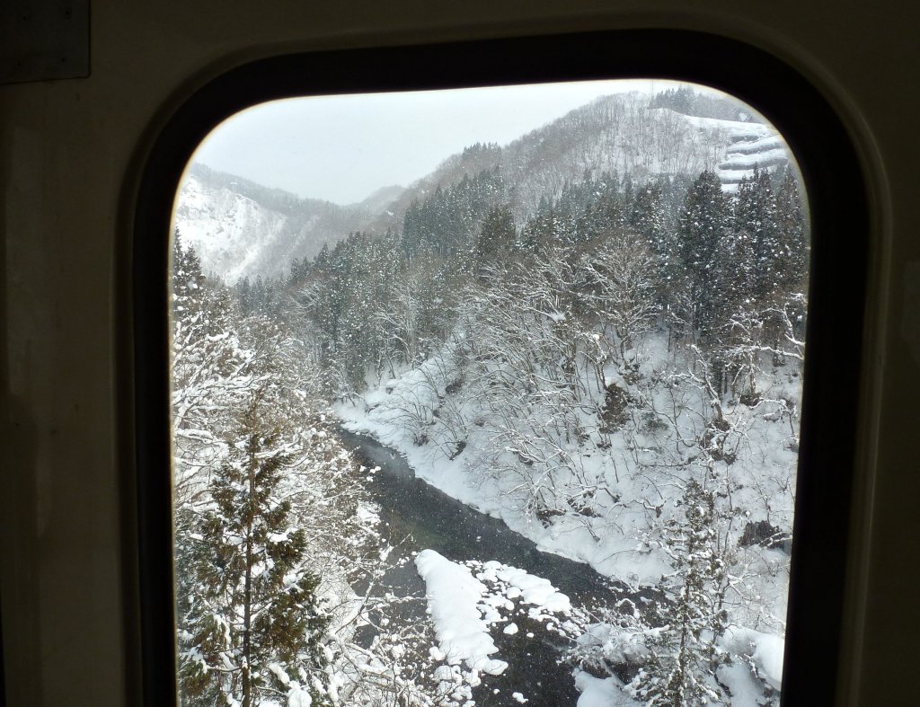 Akita Nairiku Bahn, Mittelteil: Die Fahrt hinauf zum Scheiteltunnel fhrt ber Schluchten, die in allen Jahreszeiten eindrucksvoll sind. Bild zwischen Hitachinai und Oku Ani aus Wagen 8805, 14.Februar 2013. 